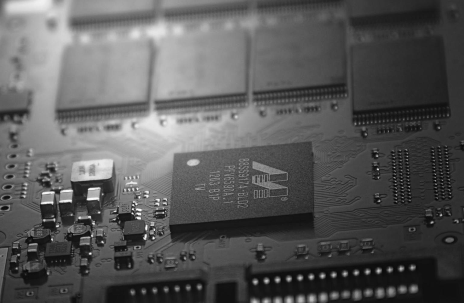 Équipe d'analyse financière travaillant sur des projections